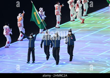 (220212) -- ZHANGJIAKOU, 12. Februar 2022 (Xinhua) -- das Aktenfoto zeigt Jaqueline Mourao (1st l, Vorderseite) von Brasilien während der Eröffnungsfeier der Olympischen Winterspiele 2022 in Peking, der Hauptstadt Chinas, am 4. Februar 2022. Jaqueline Mourao, die 2008 in Peking, wo sie beim Mountainbiken antrat, wieder Fuß setzte, hat als erste brasilianische Athletin seit ihrem olympischen Debüt in Athen 2004 acht Mal Geschichte geschrieben, Und sie ist auch die erste brasilianische Athletin, die sowohl bei Sommer- als auch bei Winterolympiaden antrat."2008 war ich geistig nicht sehr ausgereift", sagte Mourao. „T Stockfoto