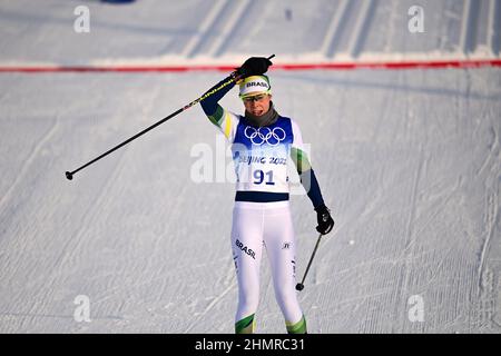 (220212) -- ZHANGJIAKOU, 12. Februar 2022 (Xinhua) -- Jaqueline Mourao aus Brasilien tritt beim Langlauf-Klassiker der Frauen 10km im Nationalen Langlaufzentrum in Zhangjiakou, nordchinesische Provinz Hebei, am 10. Februar 2022 an. Jaqueline Mourao, die 2008 in Peking, wo sie beim Mountainbiken antrat, wieder Fuß setzte, hat als erste brasilianische Athletin seit ihrem olympischen Debüt in Athen 2004 acht Mal Geschichte geschrieben, Und sie ist auch die erste brasilianische Athletin, die sowohl bei Sommer- als auch bei Winterolympiaden antrat."2008 war ich keine sehr reife Athletin, Männer Stockfoto