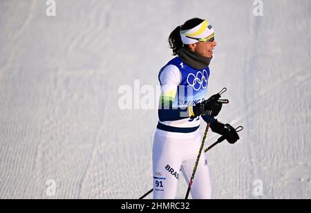 (220212) -- ZHANGJIAKOU, 12. Februar 2022 (Xinhua) -- Jaqueline Mourao aus Brasilien reagiert nach dem Klassiker der Langlauffrauen von 10km im Nationalen Langlaufzentrum in Zhangjiakou, nordchinesische Provinz Hebei, am 10. Februar 2022. Jaqueline Mourao, die 2008 in Peking, wo sie beim Mountainbiken antrat, wieder Fuß setzte, hat als erste brasilianische Athletin seit ihrem olympischen Debüt in Athen 2004 acht Mal Geschichte geschrieben, Und sie ist auch die erste brasilianische Athletin, die sowohl bei Sommer- als auch bei Winterolympiaden antrat."2008 war ich keine sehr reife Athletin, mental Stockfoto