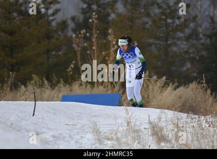 (220212) -- ZHANGJIAKOU, 12. Februar 2022 (Xinhua) -- Jaqueline Mourao aus Brasilien tritt beim Langlauf-Klassiker der Frauen 10km im Nationalen Langlaufzentrum in Zhangjiakou, nordchinesische Provinz Hebei, am 10. Februar 2022 an. Jaqueline Mourao, die 2008 in Peking, wo sie beim Mountainbiken antrat, wieder Fuß setzte, hat als erste brasilianische Athletin seit ihrem olympischen Debüt in Athen 2004 acht Mal Geschichte geschrieben, Und sie ist auch die erste brasilianische Athletin, die sowohl bei Sommer- als auch bei Winterolympiaden antrat."2008 war ich keine sehr reife Athletin, Männer Stockfoto