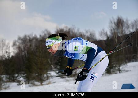 (220212) -- ZHANGJIAKOU, 12. Februar 2022 (Xinhua) -- Jaqueline Mourao aus Brasilien tritt beim Langlauf-Klassiker der Frauen 10km im Nationalen Langlaufzentrum in Zhangjiakou, nordchinesische Provinz Hebei, am 10. Februar 2022 an. Jaqueline Mourao, die 2008 in Peking, wo sie beim Mountainbiken antrat, wieder Fuß setzte, hat als erste brasilianische Athletin seit ihrem olympischen Debüt in Athen 2004 acht Mal Geschichte geschrieben, Und sie ist auch die erste brasilianische Athletin, die sowohl bei Sommer- als auch bei Winterolympiaden antrat."2008 war ich keine sehr reife Athletin, Männer Stockfoto