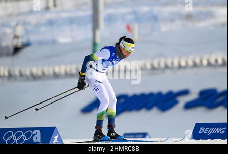 (220212) -- ZHANGJIAKOU, 12. Februar 2022 (Xinhua) -- Jaqueline Mourao aus Brasilien tritt beim Langlauf-Klassiker der Frauen 10km im Nationalen Langlaufzentrum in Zhangjiakou, nordchinesische Provinz Hebei, am 10. Februar 2022 an. Jaqueline Mourao, die 2008 in Peking, wo sie beim Mountainbiken antrat, wieder Fuß setzte, hat als erste brasilianische Athletin seit ihrem olympischen Debüt in Athen 2004 acht Mal Geschichte geschrieben, Und sie ist auch die erste brasilianische Athletin, die sowohl bei Sommer- als auch bei Winterolympiaden antrat."2008 war ich keine sehr reife Athletin, Männer Stockfoto