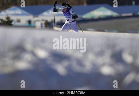 (220212) -- ZHANGJIAKOU, 12. Februar 2022 (Xinhua) -- Jaqueline Mourao aus Brasilien tritt während der freien Sprintqualifikation für Skilanglauferinnen im Nationalen Langlaufzentrum in Zhangjiakou, nordchinesische Provinz Hebei, am 8. Februar 2022 an. Jaqueline Mourao, die 2008 in Peking, wo sie beim Mountainbiken antrat, wieder Fuß setzte, hat als erste brasilianische Athletin seit ihrem olympischen Debüt in Athen 2004 acht Mal Geschichte geschrieben, Und sie ist auch die erste brasilianische Athletin, die sowohl bei Sommer- als auch bei Winterolympiaden antrat."2008 war ich nicht sehr reif Stockfoto