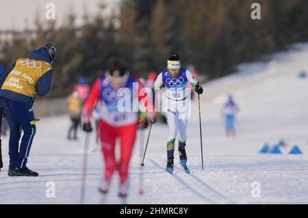 (220212) -- ZHANGJIAKOU, 12. Februar 2022 (Xinhua) -- Jaqueline Mourao aus Brasilien (R hinten) tritt beim Langlauf-Klassiker der Frauen 10km im Nationalen Langlaufzentrum in Zhangjiakou, nordchinesische Provinz Hebei, am 10. Februar 2022 an. Jaqueline Mourao, die 2008 in Peking, wo sie beim Mountainbiken antrat, wieder Fuß setzte, hat als erste brasilianische Athletin seit ihrem olympischen Debüt in Athen 2004 acht Mal Geschichte geschrieben, Und sie ist auch die erste brasilianische Athletin, die sowohl bei Sommer- als auch bei Winterolympiaden antrat."2008 war ich kein sehr reifer Athlet Stockfoto