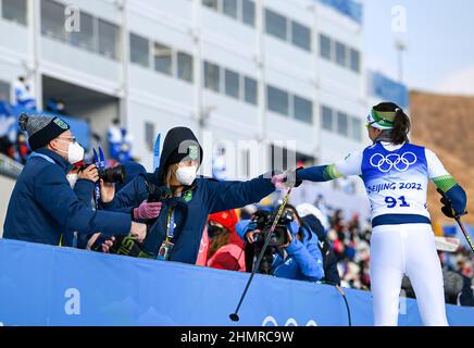 (220212) -- ZHANGJIAKOU, 12. Februar 2022 (Xinhua) -- Jaqueline Mourao aus Brasilien (1st R) begrüßt mit Teamkollegen und Mitarbeitern am Nationalen Langlaufzentrum in Zhangjiakou, nordchinesische Provinz Hebei, am 10. Februar 2022. Jaqueline Mourao, die 2008 in Peking, wo sie beim Mountainbiken antrat, wieder Fuß setzte, hat als erste brasilianische Athletin seit ihrem olympischen Debüt in Athen 2004 acht Mal Geschichte geschrieben, Und sie ist auch die erste brasilianische Athletin, die sowohl bei Sommer- als auch bei Winterolympiaden antrat.'2008 war ich geistig keine sehr reife Athletin', Mo Stockfoto