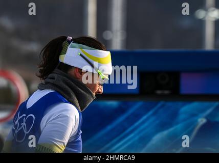 (220212) -- ZHANGJIAKOU, 12. Februar 2022 (Xinhua) -- Jaqueline Mourao aus Brasilien tritt beim Langlauf-Klassiker der Frauen 10km im Nationalen Langlaufzentrum in Zhangjiakou, nordchinesische Provinz Hebei, am 10. Februar 2022 an. Jaqueline Mourao, die 2008 in Peking, wo sie beim Mountainbiken antrat, wieder Fuß setzte, hat als erste brasilianische Athletin seit ihrem olympischen Debüt in Athen 2004 acht Mal Geschichte geschrieben, Und sie ist auch die erste brasilianische Athletin, die sowohl bei Sommer- als auch bei Winterolympiaden antrat."2008 war ich keine sehr reife Athletin, Männer Stockfoto