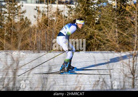 (220212) -- ZHANGJIAKOU, 12. Februar 2022 (Xinhua) -- Jaqueline Mourao aus Brasilien tritt während der freien Sprintqualifikation für Skilanglauferinnen im Nationalen Langlaufzentrum in Zhangjiakou, nordchinesische Provinz Hebei, am 8. Februar 2022 an. Jaqueline Mourao, die 2008 in Peking, wo sie beim Mountainbiken antrat, wieder Fuß setzte, hat als erste brasilianische Athletin seit ihrem olympischen Debüt in Athen 2004 acht Mal Geschichte geschrieben, Und sie ist auch die erste brasilianische Athletin, die sowohl bei Sommer- als auch bei Winterolympiaden antrat."2008 war ich nicht sehr reif Stockfoto