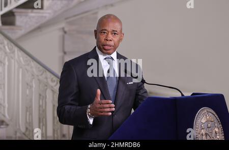 New York, NY, USA. 11th. Februar 2022. City Hall, New York, USA, 11. Februar 2022 - Bürgermeister Eric Adams stellt heute hart arbeitende, lebenswichtige Arbeiter vor, von denen viele Einwanderer sind und alle, die den New Yorkern während der COVID-19-Pandemie geholfen haben, in den fünf Bezirken herumzukommen. Mit dem heutigen Auftrag der Taxi- und Limousinenkommission (TLC) werden Fahrer für die Vermietung von Fahrzeugen mit hohem Volumen ihre Mindestentgelte um 5,3 Prozent erhöhen. Rathaus. Freitag, 11. Februar 2022. Foto: Luiz Rampelotto/EuropaNewswire.BILDNACHWEIS ERFORDERLICH. (Bild: © Luiz Rampelotto/ZUMA Press Wire) Credi Stockfoto