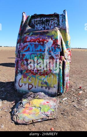 Cadillac Ranch in Amarillo, Texas, wo 10 verschiedene Cadillacs Nase zuerst im Boden vergraben sind. Spritzlackierung wird empfohlen. Stockfoto