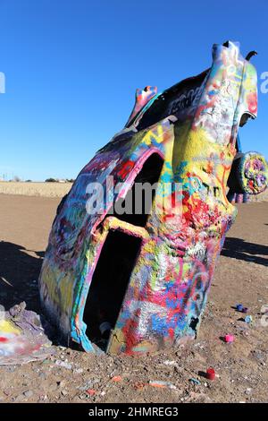 Cadillac Ranch in Amarillo, Texas, wo 10 verschiedene Cadillacs Nase zuerst im Boden vergraben sind. Spritzlackierung wird empfohlen. Stockfoto