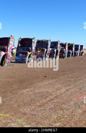 Cadillac Ranch in Amarillo, Texas, wo 10 verschiedene Cadillacs Nase zuerst im Boden vergraben sind. Spritzlackierung wird empfohlen. Stockfoto