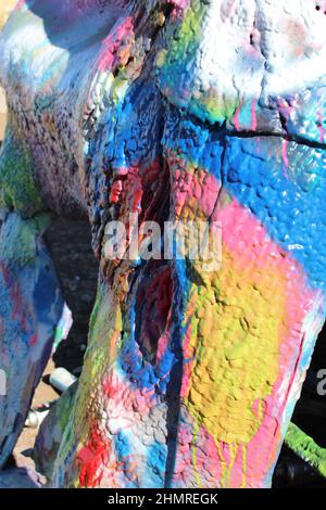 Cadillac Ranch in Amarillo, Texas, wo 10 verschiedene Cadillacs Nase zuerst im Boden vergraben sind. Spritzlackierung wird empfohlen. Stockfoto