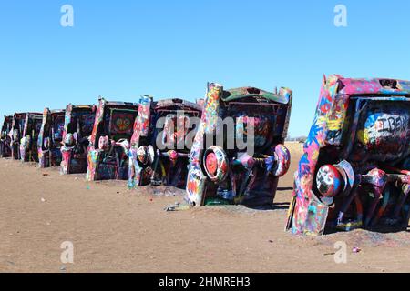 Cadillac Ranch in Amarillo, Texas, wo 10 verschiedene Cadillacs Nase zuerst im Boden vergraben sind. Spritzlackierung wird empfohlen. Stockfoto