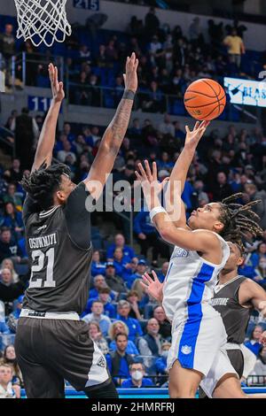 St. Louis, USA. 11th. Februar 2022. St., 11th. Februar 2022. Saint Louis Billikens Forward Francis Okoro (5) kippt den Schuss über die Arme des St. Bonaventure Bonnies Forward Osun Osunniyi (21) für einen Korb in einem A-10 Konferenzspiel, wo die St. Bonaventure Bonnies besuchten die St. Louis Billikens. Gehalten in der Chaifetz Arena in St. Louis, MO Richard Ulreich/CSM/Alamy Live News Credit: CAL Sport Media/Alamy Live News Stockfoto