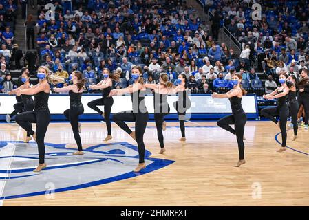 St. Louis, USA. 11th. Februar 2022. 11. Februar 2022: Das Saint Louis Dance Team tritt in einem A-10 Konferenzspiel auf, bei dem die St. Bonaventure Bonnies die St. Louis Billikens besuchten. Veranstaltet in der Chaifetz Arena in St. Louis, MO Richard Ulreich/CSM Credit: CAL Sport Media/Alamy Live News Stockfoto