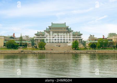 29. April 2019: Das Grand Peoples Study House, die zentrale Bibliothek auf dem Kim Il sung Platz in der nordkoreanischen Hauptstadt Pjöngjang, wurde i errichtet Stockfoto