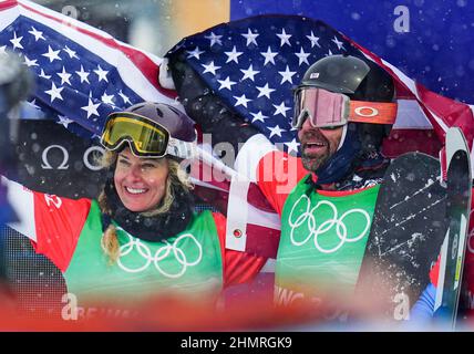 (220212) -- ZHANGJIAKOU (HEBEI), 12. Februar 2022 (Xinhua) -- Nick Baumgartner (R) und Lindsey Jacobellis aus den Vereinigten Staaten posieren für Fotos nach dem Mixed-Team-Snowboard-Cross-Finale im geting Snow Park in Zhangjiakou, der nordchinesischen Provinz Hebei, am 12. Februar 2022. Stockfoto