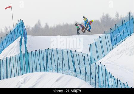 Zhangjiakou, Chinas Provinz Hebei. 12th. Februar 2022. Die Athleten treten beim Mixed-Team-Snowboard-Cross-Finale im Genting Snow Park in Zhangjiakou, der nordchinesischen Provinz Hebei, am 12. Februar 2022 an. Quelle: Wu Zhuang/Xinhua/Alamy Live News Stockfoto