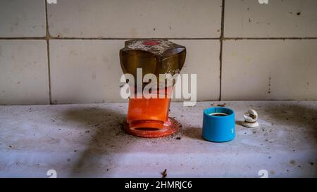 Nahaufnahme eines alten, pastischen Wasserhahns in einem Verderben Haus Stockfoto