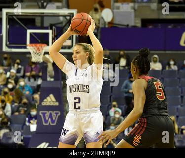 Seattle, WA, USA. 11th. Februar 2022. Lauren Schwartz, die US-amerikanische Vorstosse, sieht sich während des NCAA-Basketballspiels zwischen den USC-Trojanern und den Washington Huskies im HEC Edmundson Pavilion in Seattle, WA, an den Spielen vorbeiziehen. USC besiegte Washington 70-59. Steve Faber/CSM/Alamy Live News Stockfoto