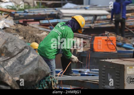 Bangkok, Thailand. 07th. Februar 2022. Ein Arbeiter schweißt Stahlstäbe während des Tunnelbaus in Bangkok. Kredit: SOPA Images Limited/Alamy Live Nachrichten Stockfoto