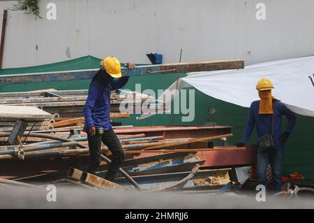 Bangkok, Thailand. 07th. Februar 2022. Arbeiter trägt eine Stahlstange während des Tunnelbaus in Bangkok. Kredit: SOPA Images Limited/Alamy Live Nachrichten Stockfoto