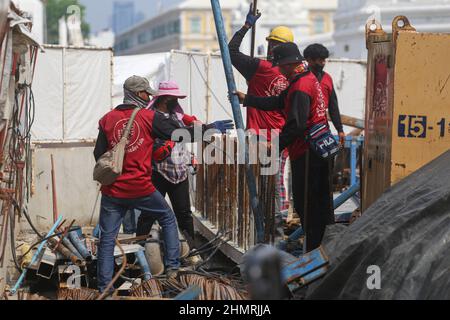 Bangkok, Thailand. 07th. Februar 2022. Während des Tunnelbaus in Bangkok sind mehrere Arbeiter im Einsatz. Kredit: SOPA Images Limited/Alamy Live Nachrichten Stockfoto