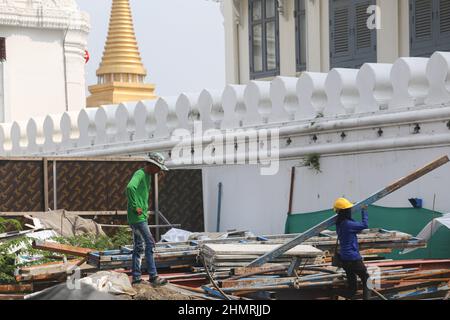 Bangkok, Thailand. 07th. Februar 2022. Arbeiter trägt eine Stahlstange während des Tunnelbaus in Bangkok. Kredit: SOPA Images Limited/Alamy Live Nachrichten Stockfoto