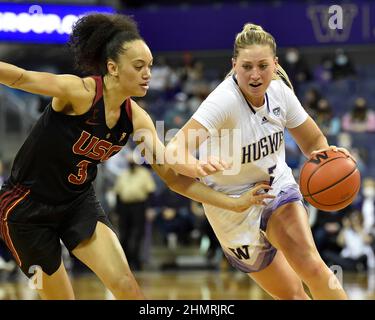 Seattle, WA, USA. 11th. Februar 2022. Der Washington-Stürmer Lauren Schwartz fährt von der USC-Wache Tera Reed während des NCAA-Basketballspiels zwischen den USC-Trojanern und den Washington Huskies im HEC Edmundson Pavilion in Seattle, WA. USC besiegte Washington 70-59. Steve Faber/CSM/Alamy Live News Stockfoto