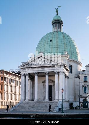 Venedig, Italien - Januar 4 2022: Kirche San Simeone Piccolo oder Chiesa di San Simeone e Giuda am Canal Grande. Stockfoto