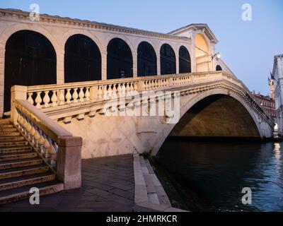 Rialtobrücke oder Rialtobrücke in Venedig, Italien, beleuchtet und einsam in der Blauen Stunde des frühen Morgens Stockfoto