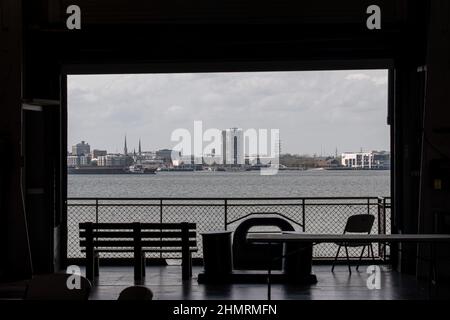 Ein Blick auf Charleston, South Carolina vom Unterdeck der USS Yorktown Stockfoto