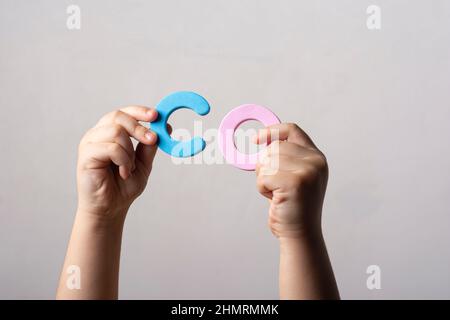 Hände mit zwei schwammigen Buchstaben blockieren das Wort CO (Abkürzung des Unternehmens) Stockfoto