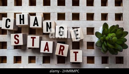 ÄNDERN SIE DEN STARTTEXT auf Holzblöcken und Vintage-Tabelle mit Kaktus. Stockfoto