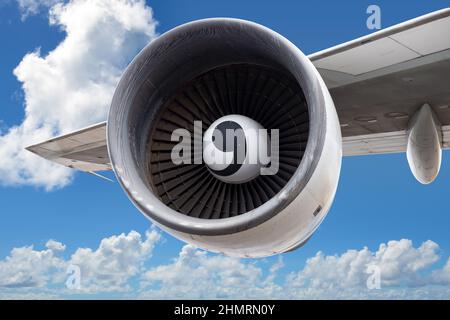 Unter einem großen Jet-Flugzeug Turbine Reaktor , blau bewölkten Himmel Hintergrund Stockfoto