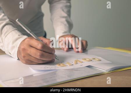 Broker präsentiert die Covid-Versicherung. Holztexte auf den Dokumenten. Mittlere Nahaufnahme mit Kopierbereich. Stockfoto