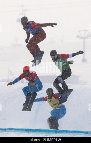 Zhangjiakou, Chinas Provinz Hebei. 12th. Februar 2022. Die Athleten treten beim Mixed-Team-Snowboard-Cross-Finale im Genting Snow Park in Zhangjiakou, der nordchinesischen Provinz Hebei, am 12. Februar 2022 an. Quelle: Xiao Yijiu/Xinhua/Alamy Live News Stockfoto