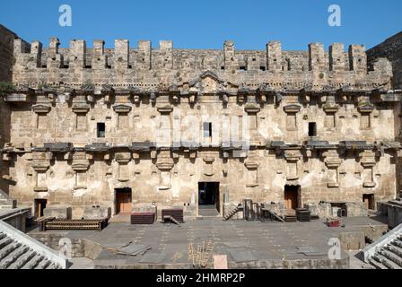 Römisches Amphitheater der antiken Stadt Aspendos in der Nähe von Antalya, Südtürkei. Panoramaansicht Stockfoto