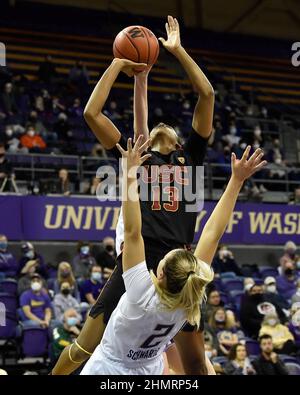 Seattle, WA, USA. 11th. Februar 2022. USC-Wache Rayah Marshall gegen Washington-Stürmer Lauren Schwartz während des NCAA-Basketballspiels zwischen den USC-Trojanern und den Washington Huskies im HEC Edmundson Pavilion in Seattle, WA. USC besiegte Washington 70-59. Steve Faber/CSM/Alamy Live News Stockfoto