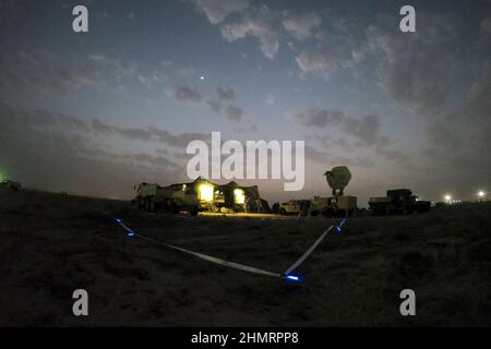 Camp Arifjan, Kuwait. 4th. Februar 2022. Soldaten, die dem Expeditionary Sustainment Command von 3rd und dem Expeditionary Signal Bataillon von 319th zugewiesen wurden, arbeiten während einer Trainingsübung im Camp Arifjan, Kuwait, am 4. Februar 2022 zusammen, um eine Netzwerkverbindung in zwei M1087 Expandable Van-Unterkünften herzustellen. Die Soldaten führten eine Vertreibung des taktischen Aktionszentrums durch, um die Expeditionsfähigkeit des Operationskommandos 1st des Theatre Sustainment Command zu testen. Kredit: U.S. Army/ZUMA Press Wire Service/ZUMAPRESS.com/Alamy Live Nachrichten Stockfoto