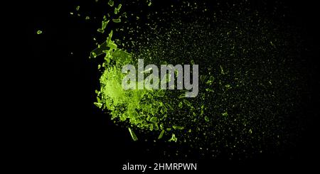 Kleine Stücke von gebrochenem grünem Glas isoliert auf schwarzem Hintergrund. Textur von zerbrochenem Glas Stockfoto