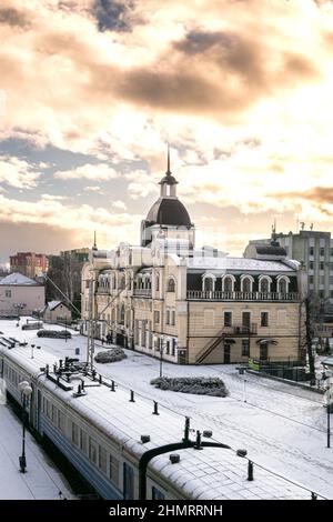 Blick auf den Bahnhof Lutsk im Winter Stockfoto