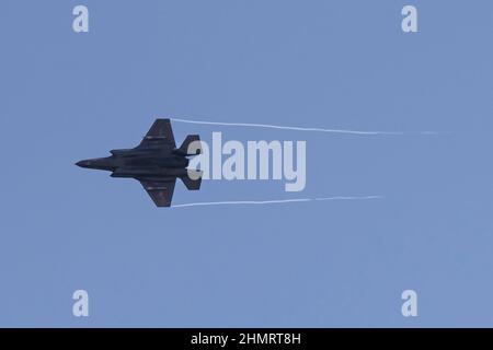 4. Februar 2022 - Yamaguchi, Japan - Ein U.S. Marine Corps F-35B Lightning II Flugzeug fliegt während der Übung Noble Fusion, 4. Februar 2022 in der Nähe der Marine Corps Air Station Iwakuni, Japan. Noble Fusion zeigt, dass die von der Marine und dem Marinekorps im Vorlauf eingesetzten, einsatzbereiten Marineeinsatzkräfte schnell Teams der Marine Expeditionary Unit/Amphibious Ready Group auf See zusammen mit einer Trägerstreikgruppe sowie anderen gemeinsamen Truppenelementen und Verbündeten zusammenbringen können, um tödliche Verweigerungsoperationen auf See durchzuführen, wichtiges maritimes Gelände zu ergreifen, Garantiere Bewegungsfreiheit und schaffe teilweise Vorteile für die USA Stockfoto