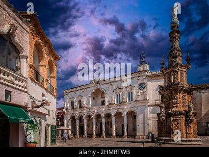 Italien Apulien Grecia Salentina Nardò The University Palace und der Guglia Immacolata Stockfoto