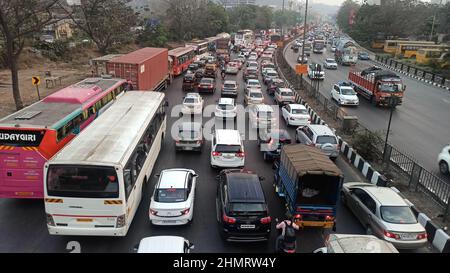 Mumbai, Indien. 11th. Februar 2022. Fahrzeuge stecken in einem Stau auf einer Autobahn in Mumbai, Indien, 11. Februar 2022. Indiens Finanzhauptstadt Mumbai wird die Beschränkungen für COVID-19 bis Ende dieses Monats lockern, sagte der Bürgermeister der Stadt am Dienstag. Quelle: Str/Xinhua/Alamy Live News Stockfoto