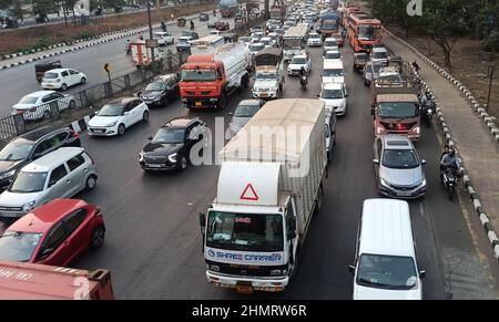 Mumbai, Indien. 11th. Februar 2022. Fahrzeuge stecken in einem Stau auf einer Autobahn in Mumbai, Indien, 11. Februar 2022. Indiens Finanzhauptstadt Mumbai wird die Beschränkungen für COVID-19 bis Ende dieses Monats lockern, sagte der Bürgermeister der Stadt am Dienstag. Quelle: Str/Xinhua/Alamy Live News Stockfoto