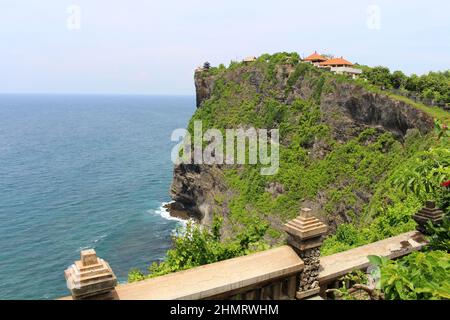 Ozean und Uluwatu Tempel von Bali. Aufgenommen Im Januar 2022. Stockfoto