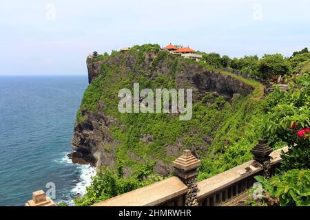 Ozean und Uluwatu Tempel von Bali. Aufgenommen Im Januar 2022. Stockfoto