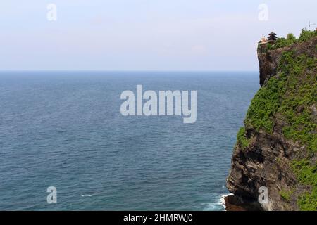 Ozean und Uluwatu Tempel von Bali. Aufgenommen Im Januar 2022. Stockfoto