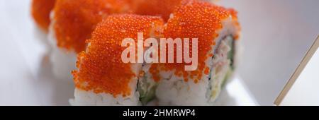 Rollen Sie Kalifornien mit Frischkäse Tobiko Kaviar Closeup. Stockfoto